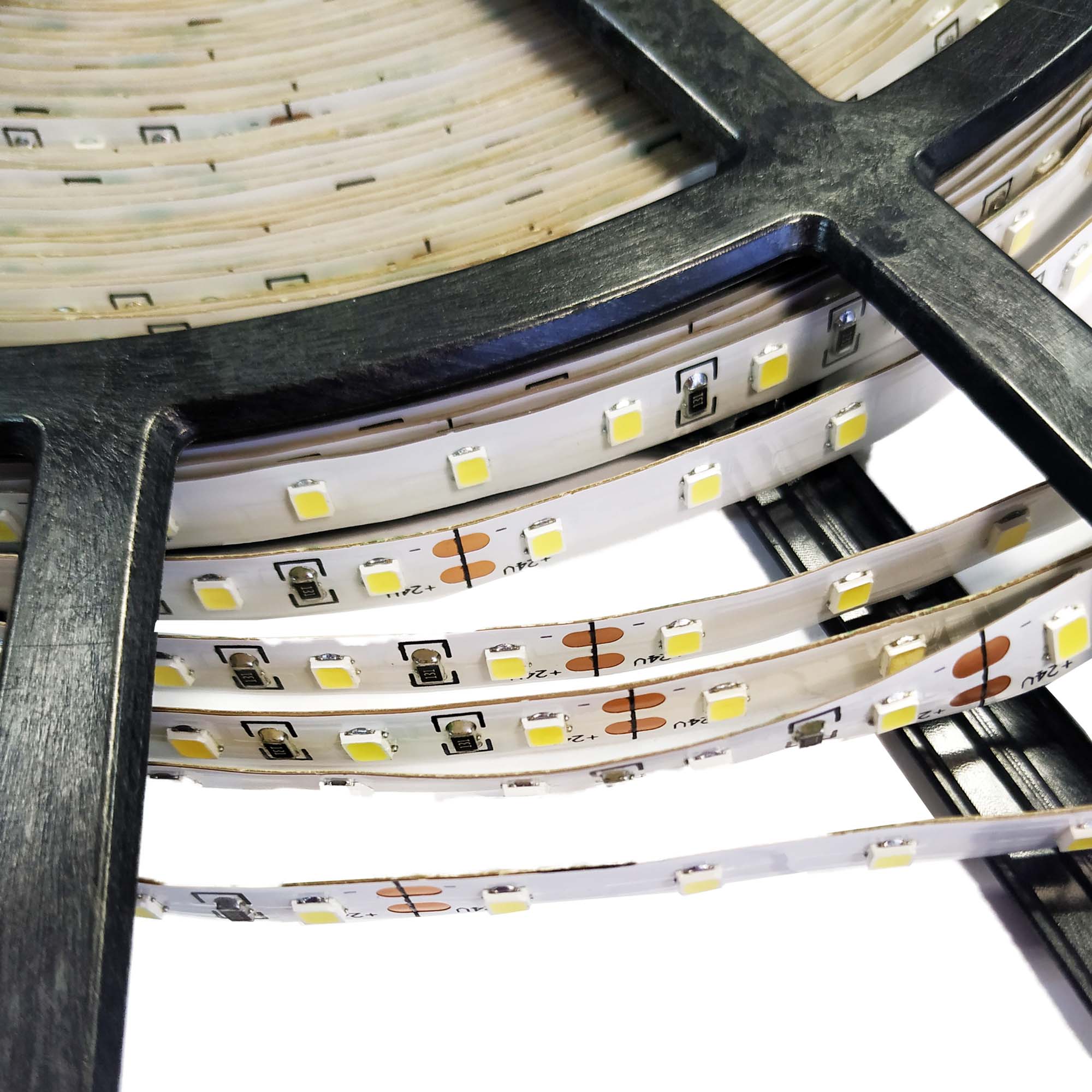 00-374 Светодиодная лента 24В, 8,6Вт/м, smd2835, 84д/м, IP20, 1000Лм/м, ширина подложки 8мм, 30м, х/б, 6500К.